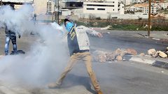 الاحتلال يقمع مسيرة "عوفر" بقنابل الغاز