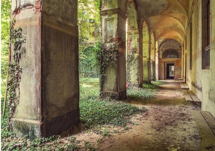 مصورة تظهر جمال الأماكن المهجورة بالصور