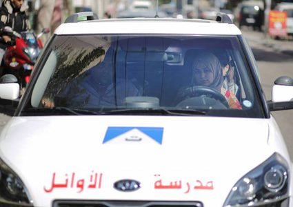 فتيات غزة يُنافسن الشباب في قيادة السيارات