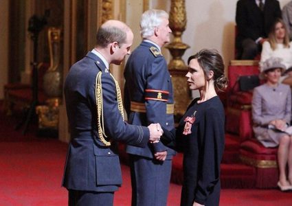 الأمير ويليام يكرم فيكتوريا بيكهام لأعمالها الإنسانية