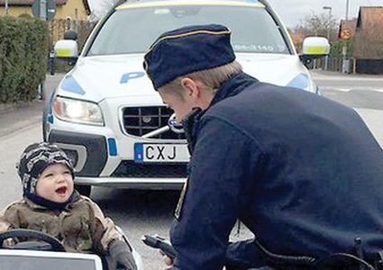 إيقاف طفل في السويد بتهمة القيادة المتهورة