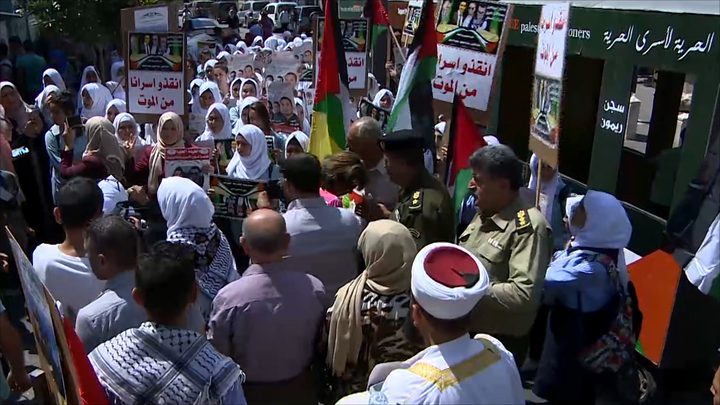 بلعين تتضامن مع الأسرى في مسيرتها  الأسبوعية