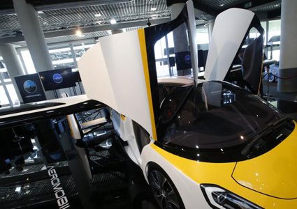 سيارة إيروموبيل الطائرة تعرض للبيع في موناكو