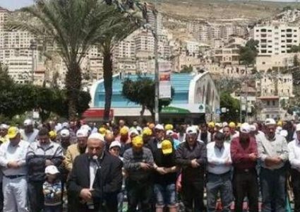 أداء صلاة الجمعة في ميدان الشهداء بنابلس تضامناً مع الأسرى