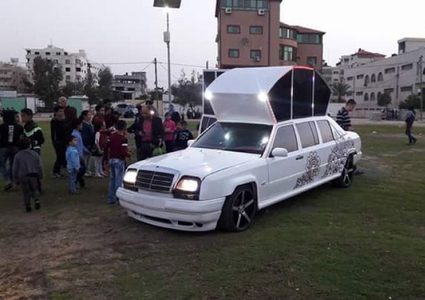 سيارة ساندريلا الملكية للعرسان تسير في غزة