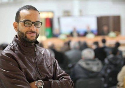 أصم يقفز عن حواجز المجتمع ويحقق حلمه التعليمي