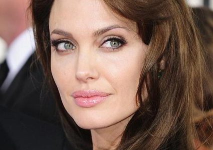 أنجلينا في قصة حب جديدة وبراد بيت غاضب