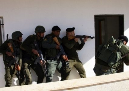 الإحتلال يعزل عددا من قيادات أسرى الشعبية