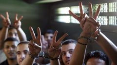 فتح تصعد وتدعو لإضراب شامل تضامناً مع الأسرى