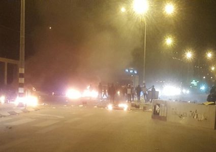 مواطنون يغلقون الشارع الرئيسي نابلس- طولكرم