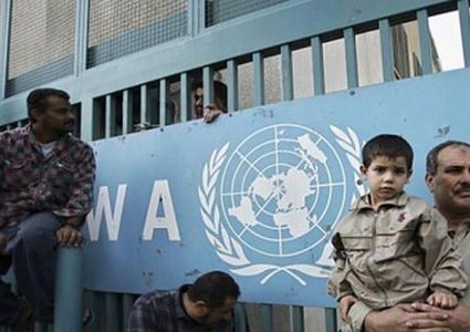 الاونروا تحرم موظفيها من الرواتب شهرا كاملاُ