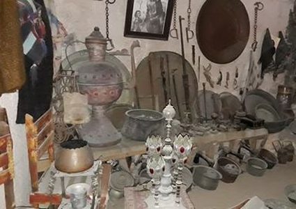 غزي... هوايته جمع مقتنيات الحضارات القديمة في منزله