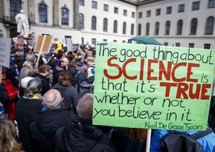 مظاهرات حول العالم بسب تهجمات السياسيين على العلم