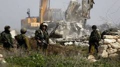 مستوطنون يجرفون أراضي في بلدة الخضر