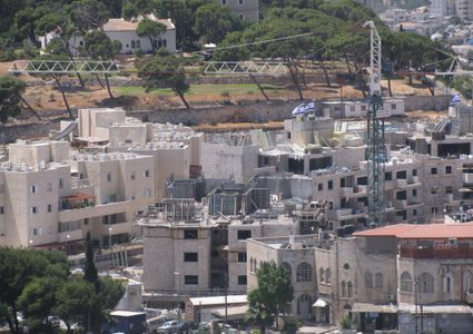 الاحتلال يسلب أرضا لإقامة موقع تهويدي