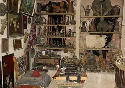 مواطن يجمع مقتنيات وآثار من الحضارات القديمة بمنزله