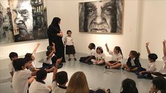 تقريب الطلاب من أعمال الفنان جي آر في قطر