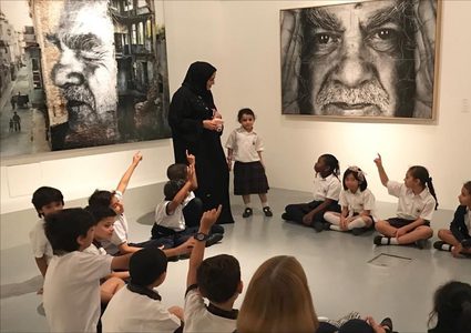 تقريب الطلاب من أعمال الفنان جي آر في قطر