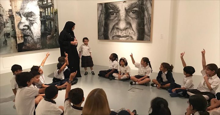 تقريب الطلاب من أعمال الفنان جي آر في قطر