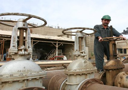 النفط يهبط متأثرا بضغوط المخزونات الأمريكية