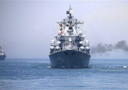 مدمرة أمريكية توجه طلقات تحذيرية لسفينة إيرانية