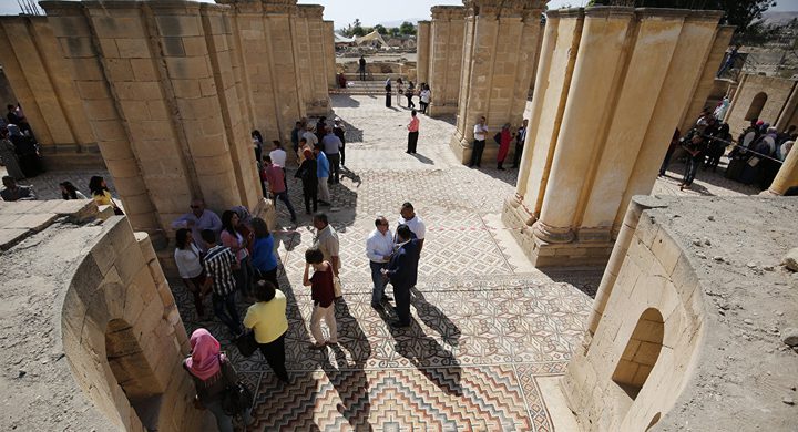 إسرائيل تلغي قرارا بمنع دخول السياح الوافدين إلى فلسطين