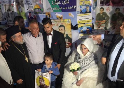 شاب يحتفل بزفافه في خيمة اعتصام تضامنا مع الأسرى (صور)