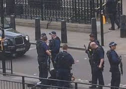 لندن: استنفار امني واعتقال مسلح