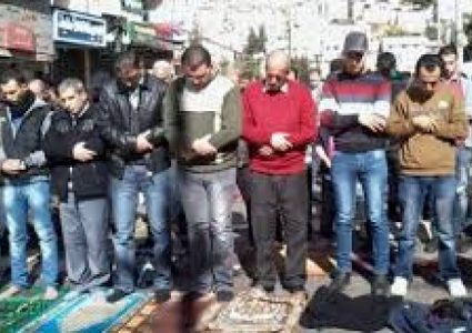 صلاة الجمعة بخيمة التضامن مع الاسرى