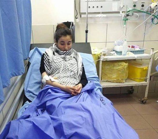 نقل فتاة مضربة عن الطعام إلى المستشفى