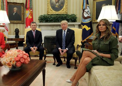 ميلانيا ترامب تخطف الأنظار مرة أخرى