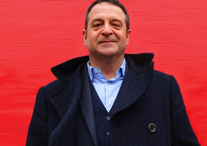 مارك توماس في رام الله غداً لشرب الماء والملح