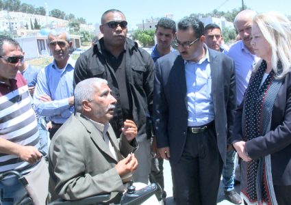 مستشارة رئيس الوزراء تزور قرية "منفية" ومطالب سكانها على طاولة الحكومة