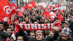 احتجاجات تونس تطيح بكبار المسؤولين