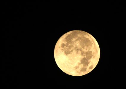 أول قرية بشرية على القمر