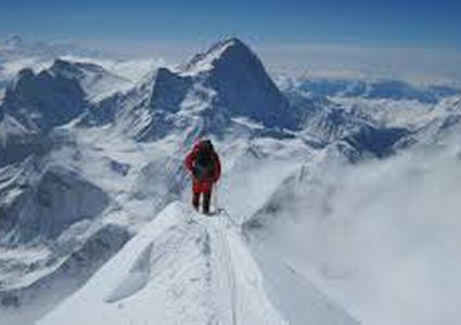 مقتل متسلق شهير حاول بلوغ قمة إيفرست