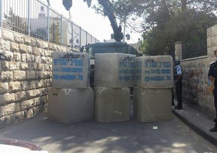 الاحتلال يغلق الشارع الرئيسي بحي الطور