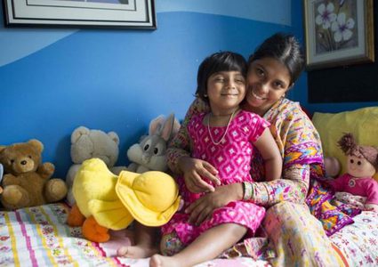 جراحة ناجحة لطفلة بنغالية مولودة بثلاثة أرجل