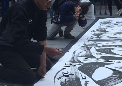 مغربي بهر الإسبان بفن الخط