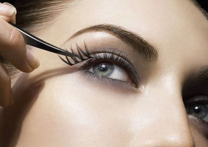 أفضل الطرق لإزالة الرموش الصناعية