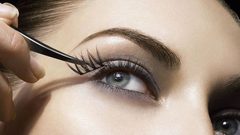 أفضل الطرق لإزالة الرموش الصناعية