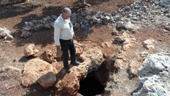 مستوطنون يردمون بئرا للمياه جنوب بيت لحم