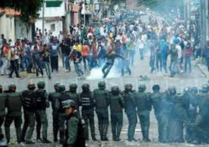 فنزويلا: متظاهرون يقتحمون قاعدة جوية