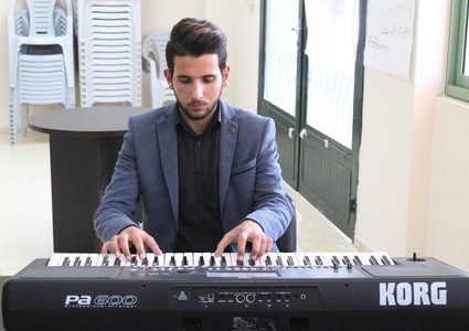 في جنين... شاب عشق اللغة بين مفاتيح البيانو