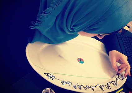 بأعواد الأسنان فنانة فلسطينية تحول الأشياء إلى تحفٍ فنية