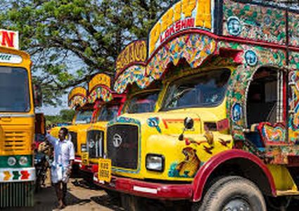 الشاحنات المزخرفة تغزو شوارع باكستان
