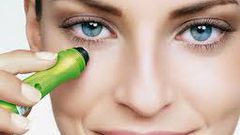 كيف تخففين التجاعيد حول العينين بالمكياج؟