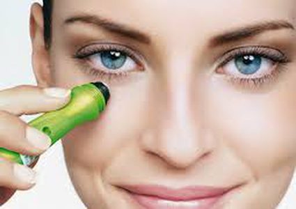 كيف تخففين التجاعيد حول العينين بالمكياج؟