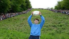 تقليد سنوي إنجليزي بدحرجة الجبن