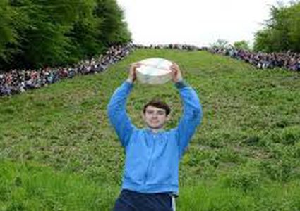 تقليد سنوي إنجليزي بدحرجة الجبن